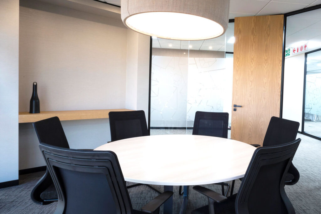 6 SEATER MEETING ROOM